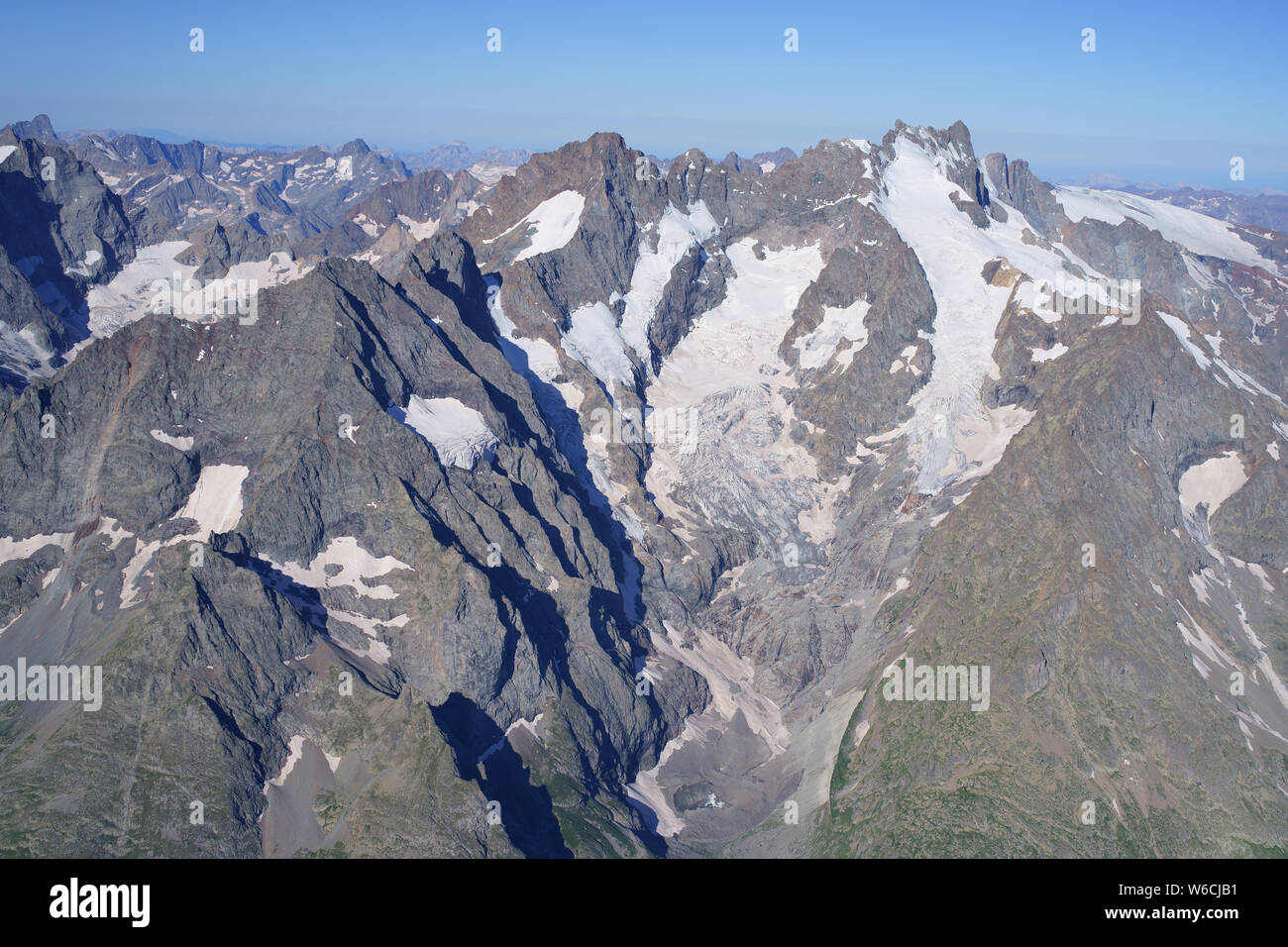 LUFTAUFNAHME. La Meije Gipfel (Höhe: 3983m) im Juli, von Nordosten betrachtet. La Grave, Hautes-Alpes, Frankreich. Stockfoto