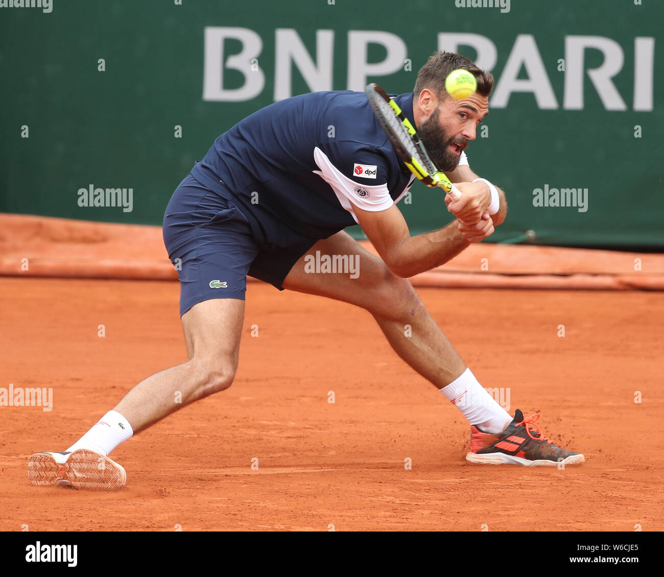 Französischen Tennisspieler Benoit Paire spielen Rückhand geschossen im French Open 2019 Tennis Turnier, Paris, Frankreich Stockfoto