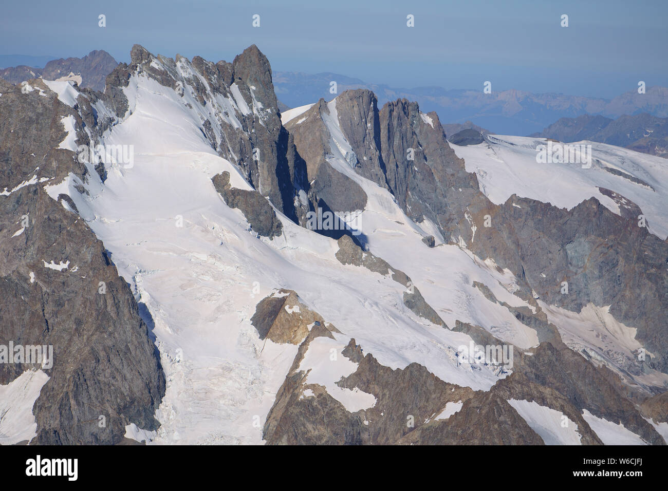 LUFTAUFNAHME. La Meije Gipfel (Höhe: 3983m) im Juli, von Nordosten betrachtet. La Grave, Hautes-Alpes, Frankreich. Stockfoto