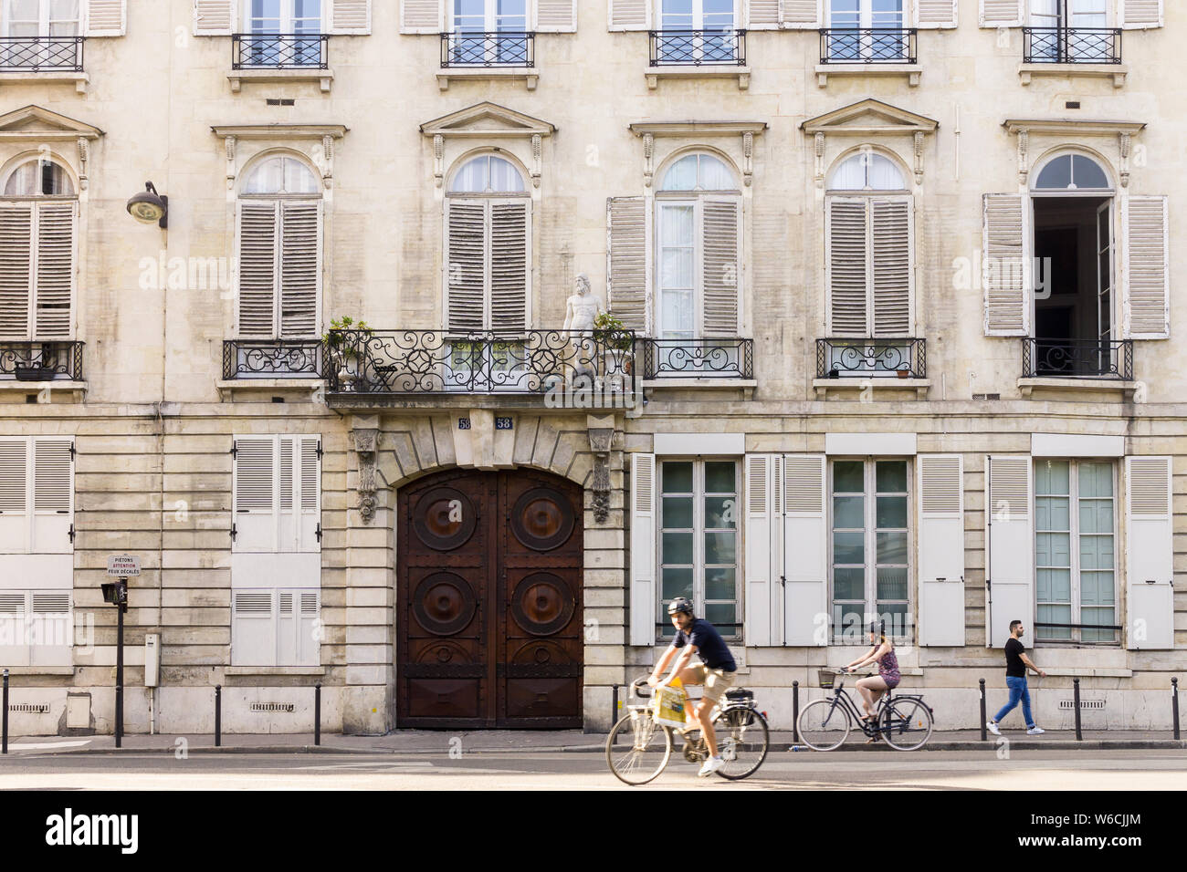 Paris Street Scene - Menschen Radfahren auf der Rue Vaugirard in das Bezirksgericht Luxemburg (6. Arrondissement) in Paris, Frankreich, Europa. Stockfoto