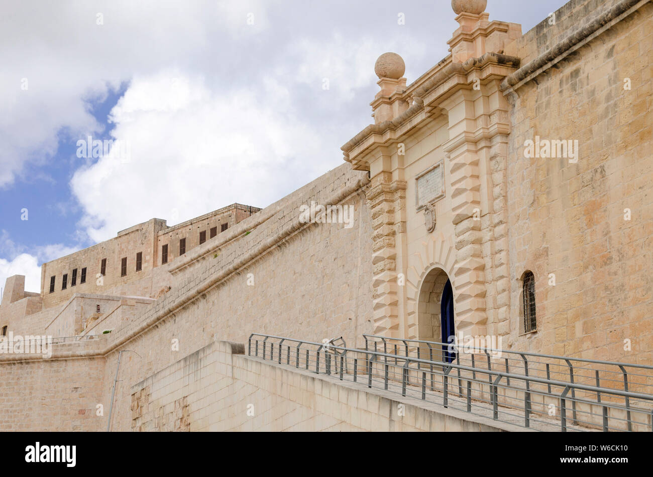 Vittoriosa, Malta; 8 Aprl 2019: befestigten Mauern von St. Angelo fort mit einem dekorativen Main Gate an einem bewölkten Tag Stockfoto