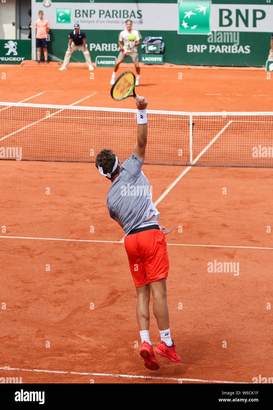 Norwegische tennis player Casper Ruud spielen ein service Schuß zu Roger Federer bei den French Open 2019, Paris, Frankreich Stockfoto