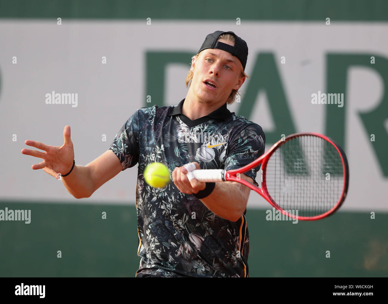 Kanadische tennis player Denis Shapovalov spielen Vorhand Schuß in French Open 2019 Tennis Turnier, Paris, Frankreich Stockfoto