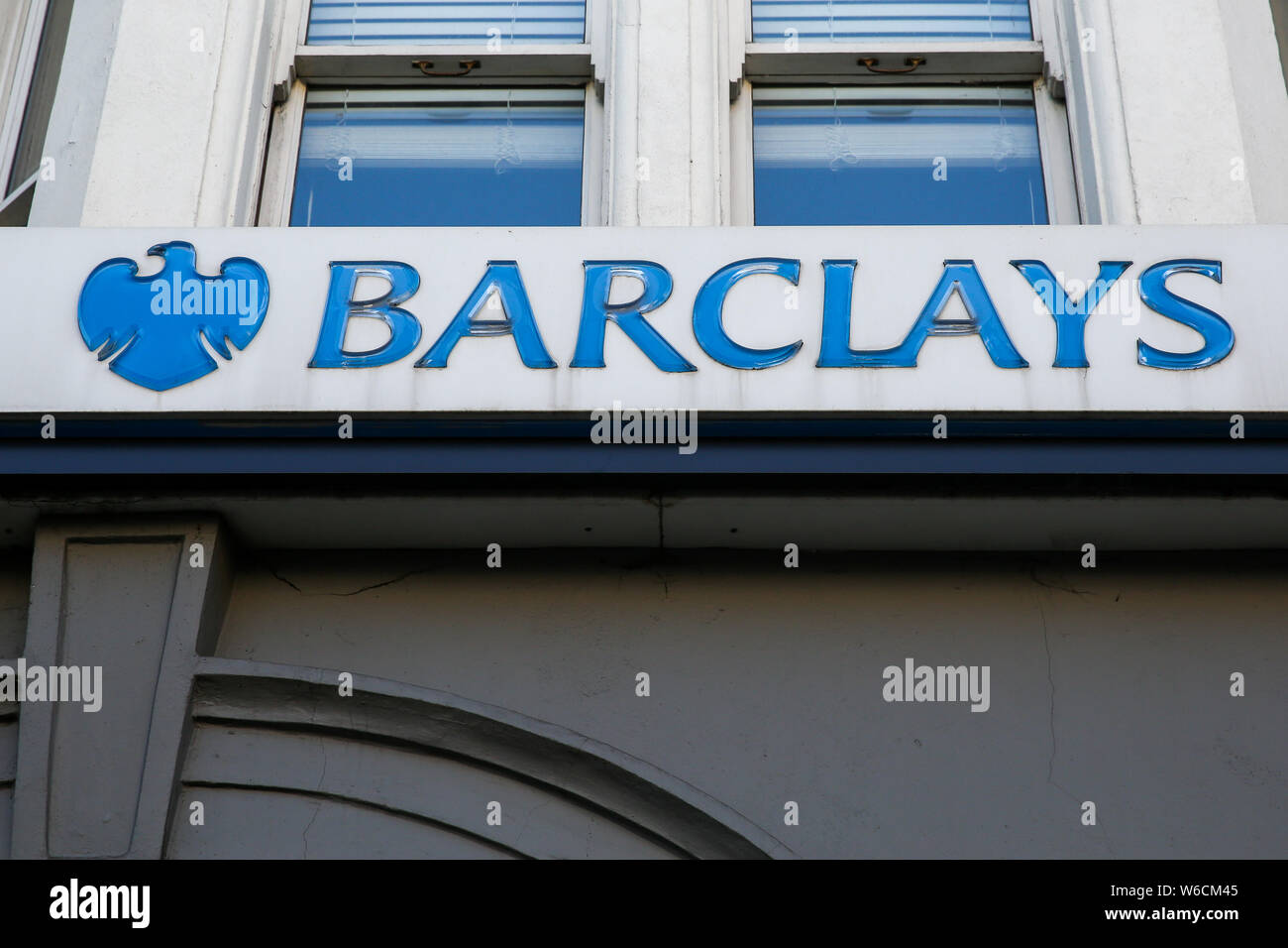 London, Großbritannien. 01 Aug, 2019. Logo der Barclays Bank in London. Die Barclays Bank hat heute vorgestellt 83 pc erhöht die Gewinne in der ersten Hälfte des Jahres, seine beste Leistung seit fast einem Jahrzehnt. Credit: SOPA Images Limited/Alamy leben Nachrichten Stockfoto
