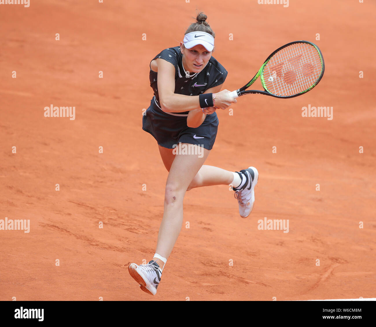 Tschechische Tennisspieler Marketa Vondrousova spielen eine Rückhand geschossen im French Open 2019 Turnier, Paris, Frankreich Stockfoto