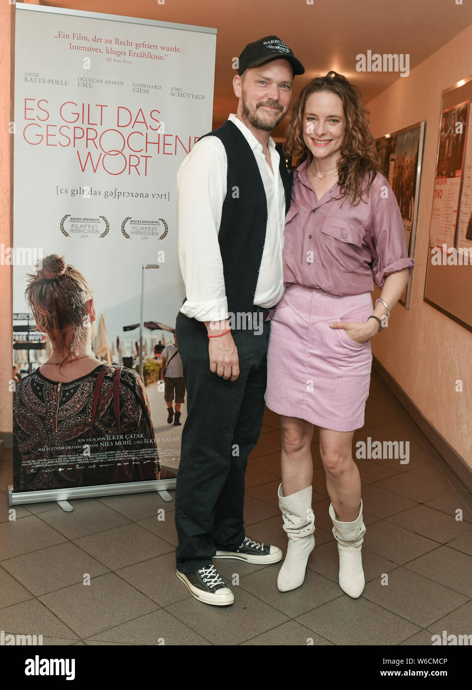 berlin-deutschland-juli-31-2019-die-darsteller-godehard-giese-und