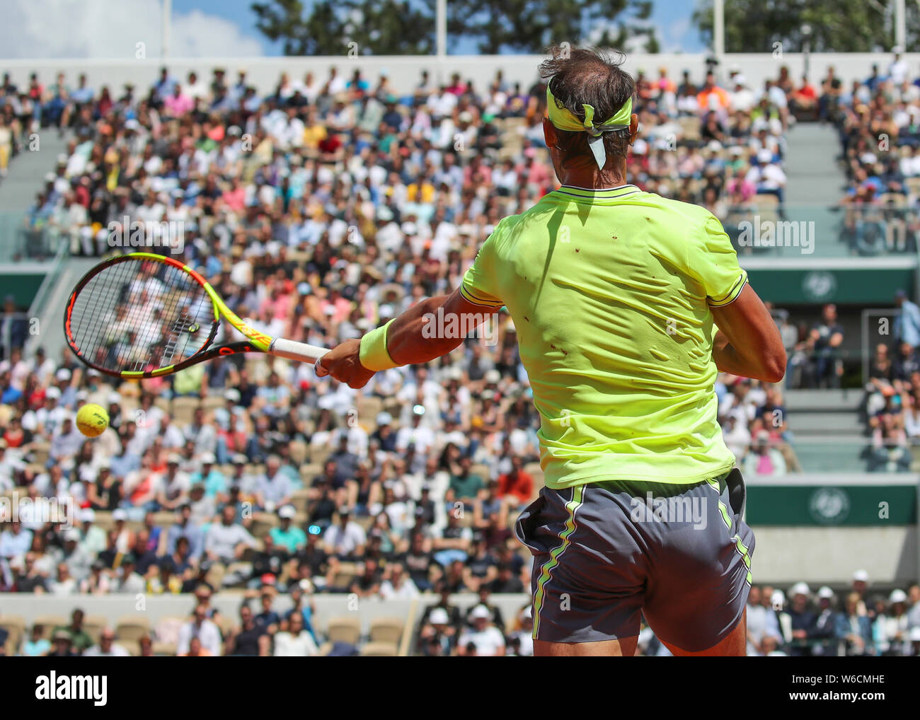Spanischer Tennisspieler Rafael Nadal spielen Vorhand Schuß während der French Open 2019, Paris, Frankreich Stockfoto