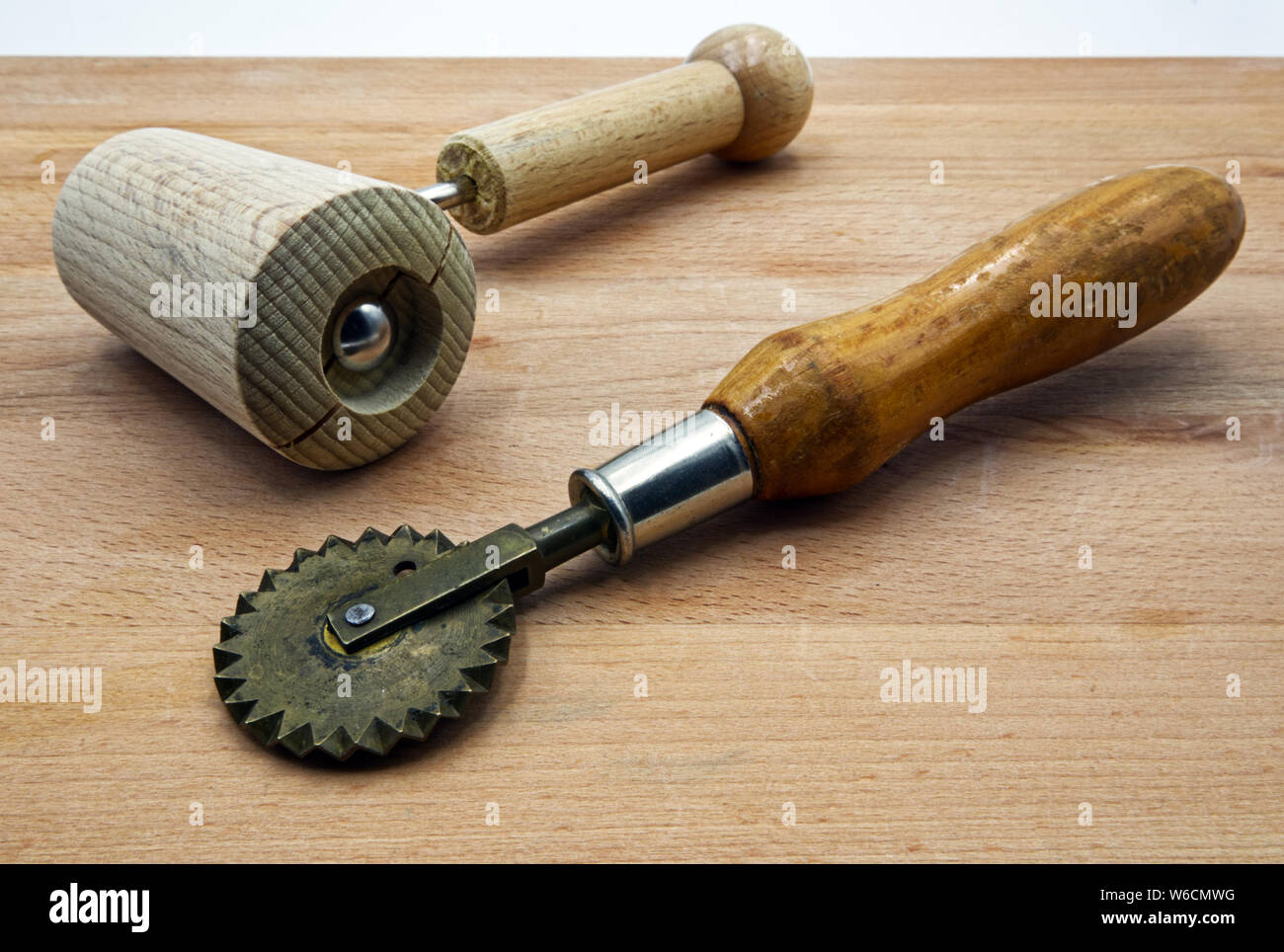 Italienische Werkzeuge der Pasta auf Holztisch, weißer Hintergrund  Stockfotografie - Alamy