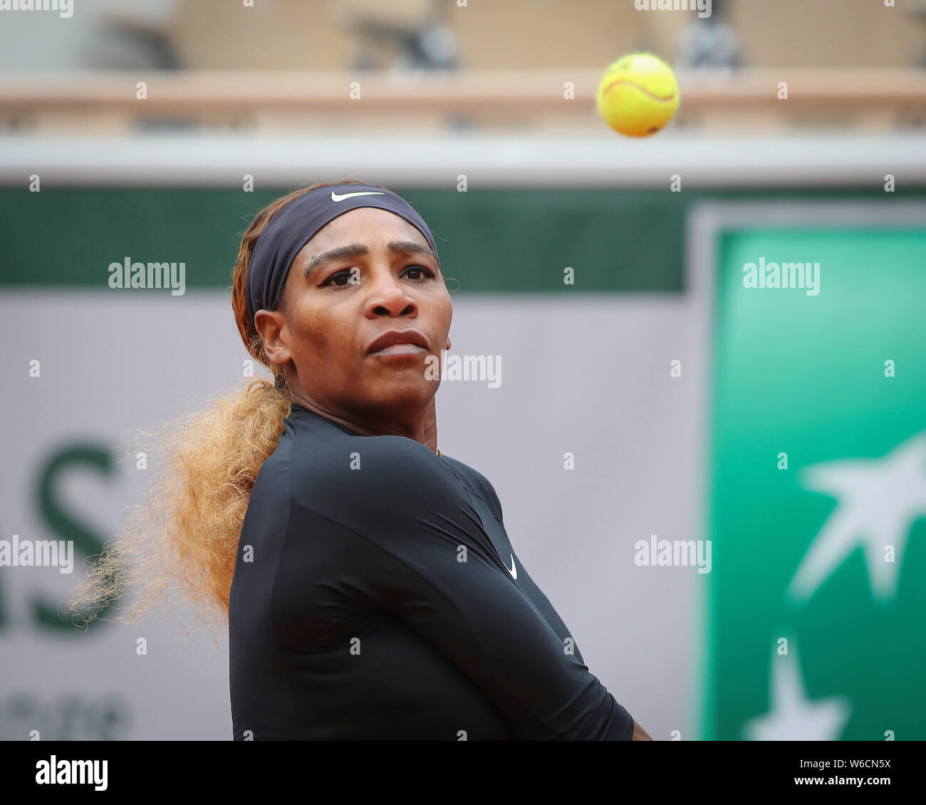 Amerikanische Tennisspielerin Serena Williams suchen bei Ball in der Luft während der French Open 2019, Paris, Frankreich Stockfoto