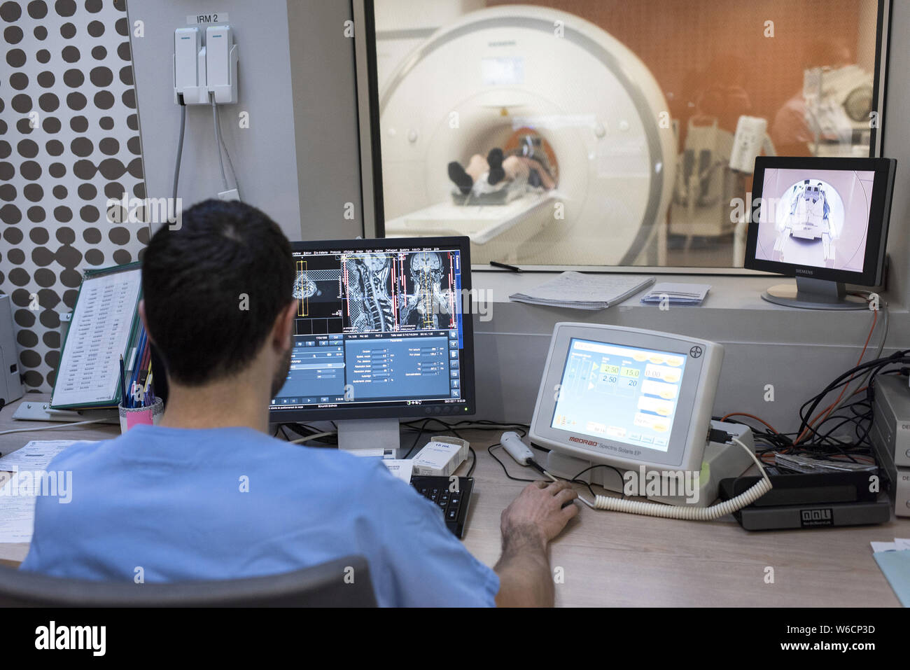 Clermont-Ferrand (Frankreich). Radiologie am Universitätsklinikum. Das medizinische Personal die Prüfung MRT-Bilder. Stockfoto
