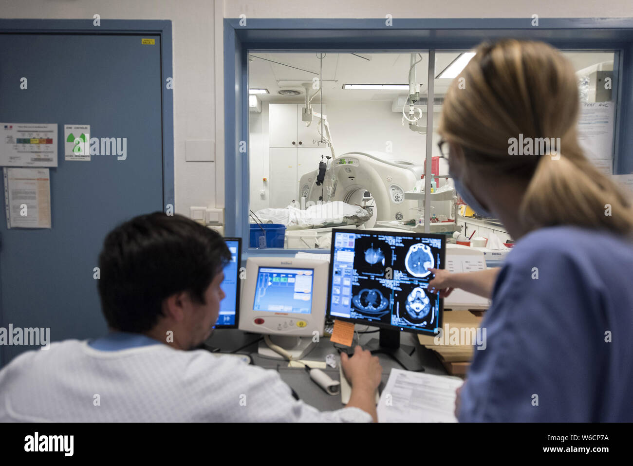 Clermont-Ferrand (Frankreich). Radiologie am Universitätsklinikum. Das medizinische Personal die Prüfung MRT-Bilder. Stockfoto