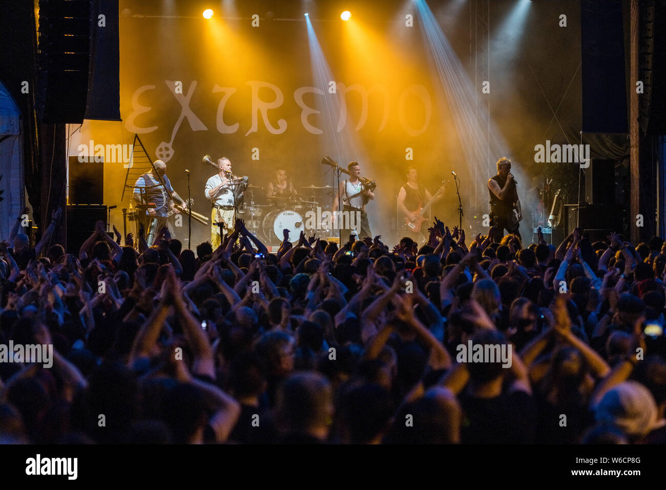 Die Band In Extremo auf der Bühne bei einem Konzert beim Festival Wave Gotik Tage Stockfoto