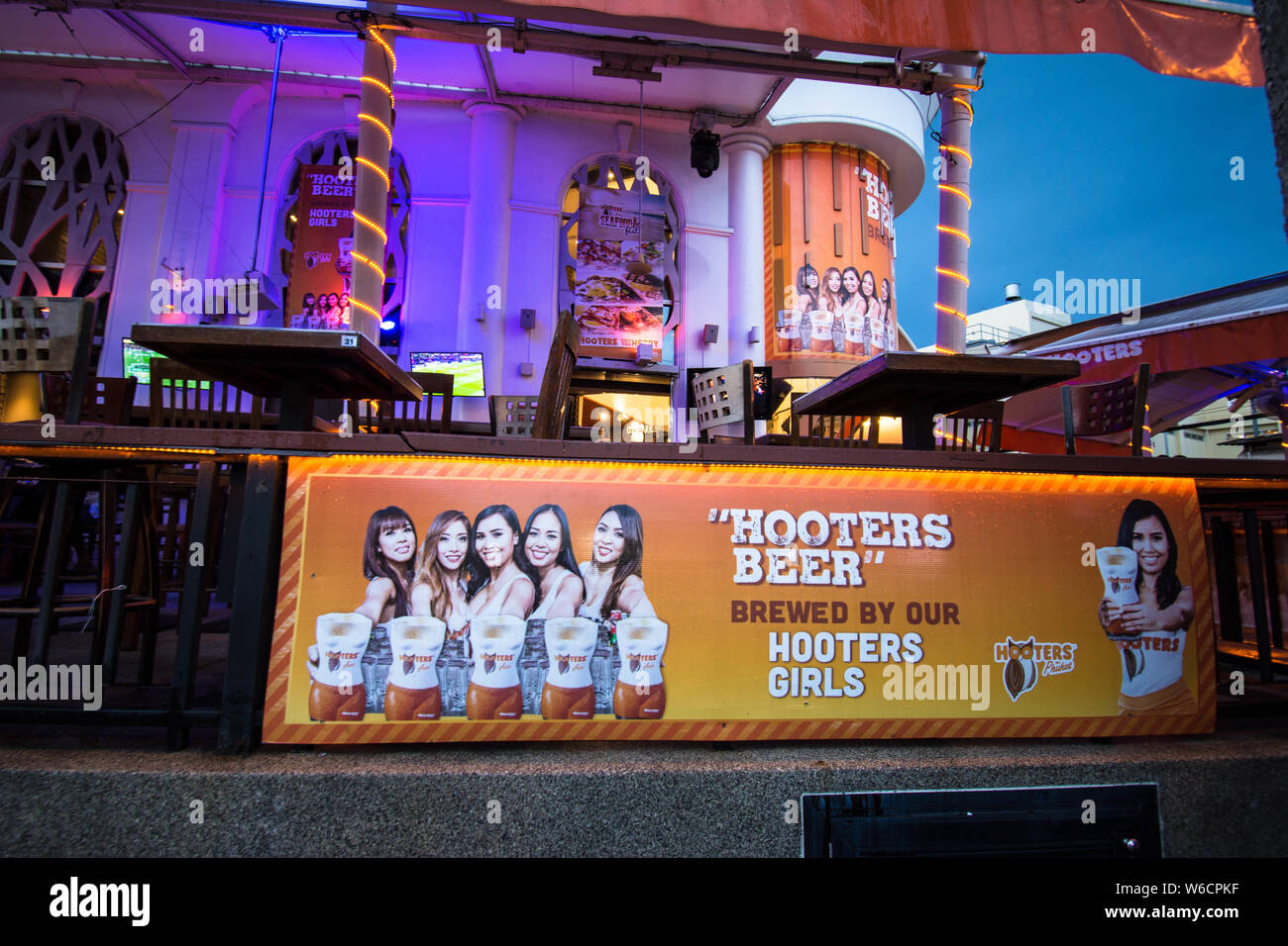 Hooters Beer Schild gebrüht von Hooters Girls Patong Thailand vor einer Bar im Bilderstil, farbenfrohe Kunstwerke Bar, die draußen lächelnde Frauen trinkt Stockfoto