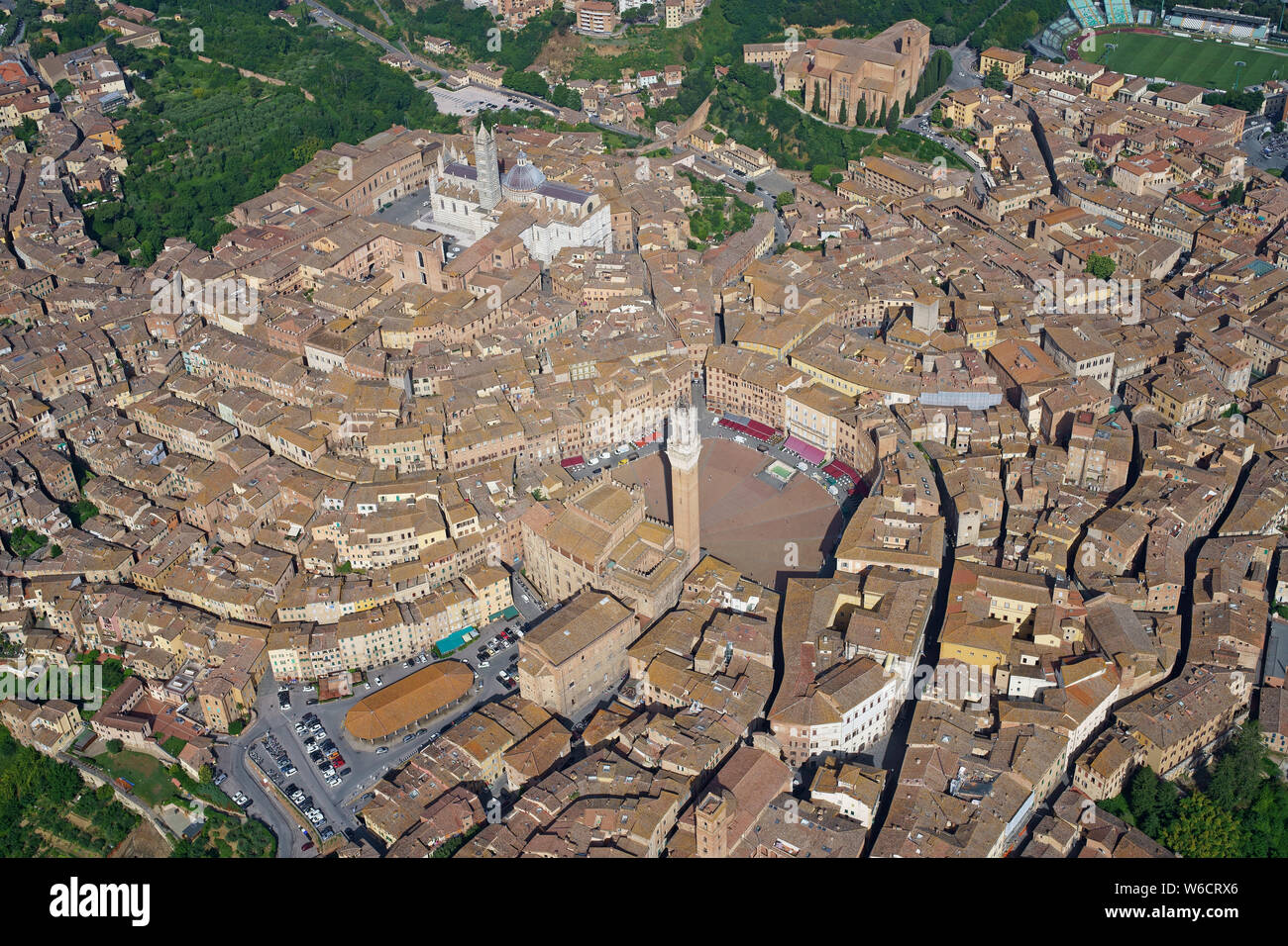 LUFTAUFNAHME. Die historische Stadt Siena mit ihren zwei Haupttouristenattraktionen: Der Piazza del Campo und der Kathedrale. Provinz Siena, Toskana, Italien. Stockfoto