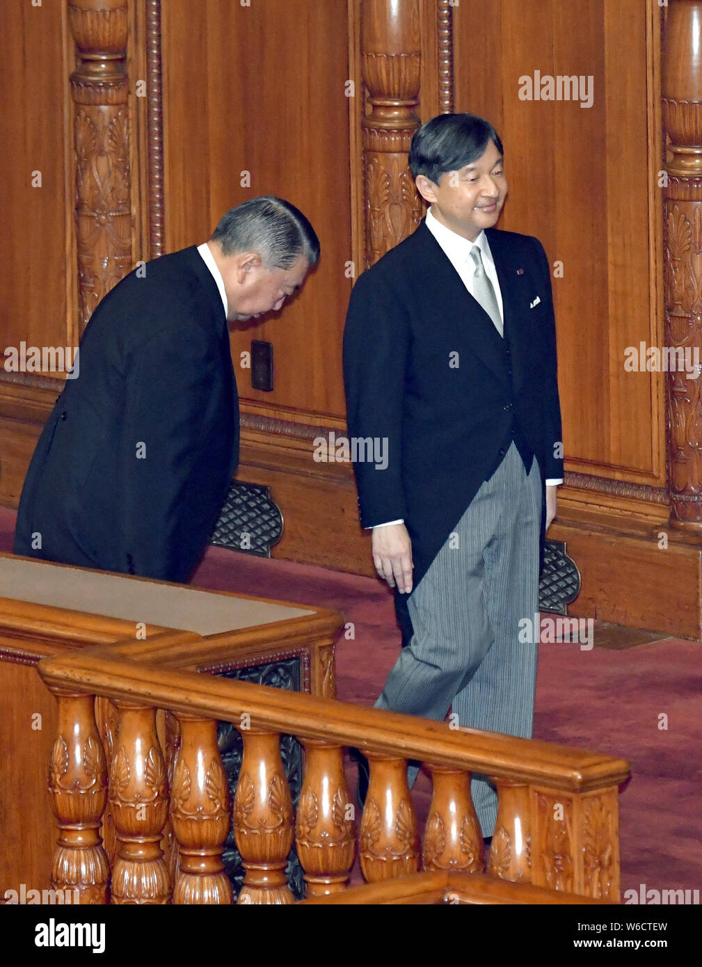 Tokio, Japan. 1 Aug, 2019. Japans neuer Kaiser Naruhito besucht die Eröffnung einer außerordentlichen Sitzung der Diät in Tokio am Donnerstag, den 1. August 2019. Naruhito hat seine erste Rede seit dem Aufstieg in die Chrysantheme Thron am 1. Mai. Credit: Natsuki Sakai/LBA/Alamy leben Nachrichten Stockfoto