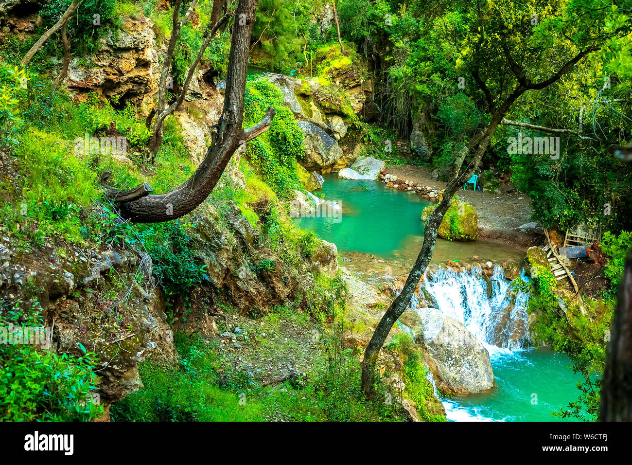 Wasserfall in tropischen grünen Baum Wald. Wasserfall fließt in den Dschungel. Natur abstrakt Hintergrund. Granit Rock Mountain. Stockfoto