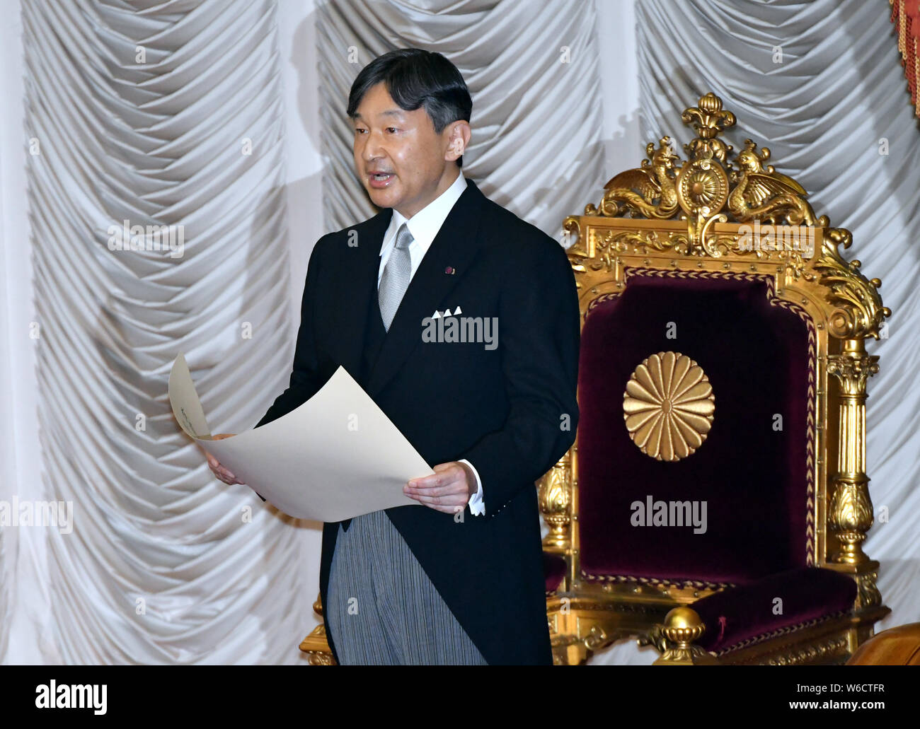 Tokio, Japan. 1 Aug, 2019. Japans neuer Kaiser Naruhito, liest eine Erklärung bei der Eröffnung eines außerordentlichen Sitzung der Diät in Tokio am Donnerstag, den 1. August 2019. Naruhito hat seine erste Rede seit dem Aufstieg in die Chrysantheme Thron am 1. Mai. Credit: Natsuki Sakai/LBA/Alamy leben Nachrichten Stockfoto