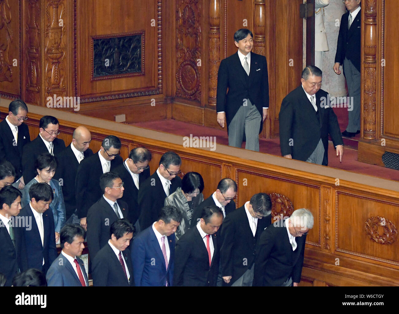 Tokio, Japan. 1 Aug, 2019. Japans neuer Kaiser Naruhito besucht die Eröffnung einer außerordentlichen Sitzung der Diät in Tokio am Donnerstag, den 1. August 2019. Naruhito hat seine erste Rede seit dem Aufstieg in die Chrysantheme Thron am 1. Mai. Credit: Natsuki Sakai/LBA/Alamy leben Nachrichten Stockfoto
