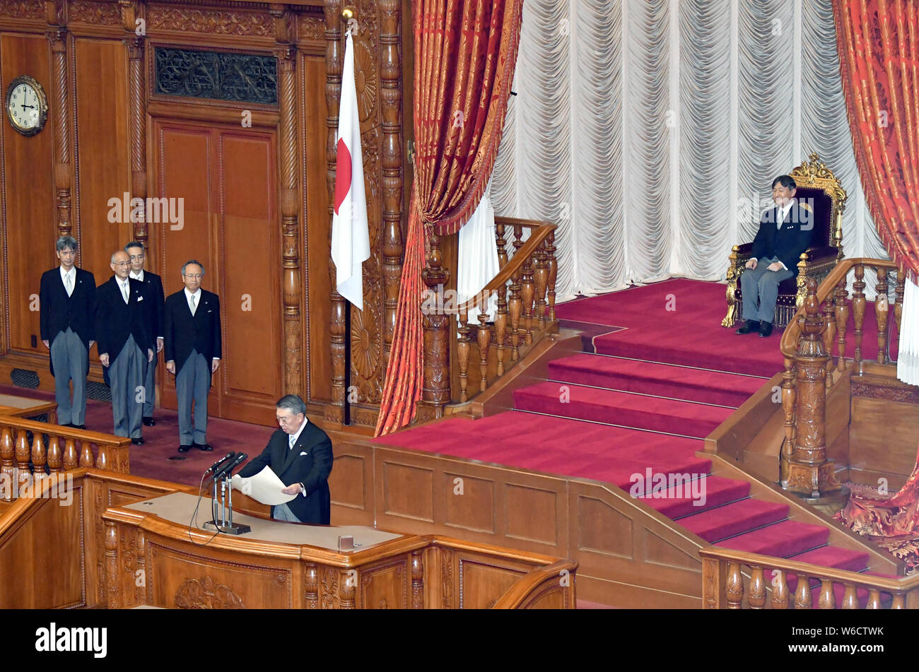 Tokio, Japan. 1 Aug, 2019. Japans neuer Kaiser Naruhito besucht die Eröffnung einer außerordentlichen Sitzung der Diät in Tokio am Donnerstag, den 1. August 2019. Naruhito hat seine erste Rede seit dem Aufstieg in die Chrysantheme Thron am 1. Mai. Credit: Natsuki Sakai/LBA/Alamy leben Nachrichten Stockfoto