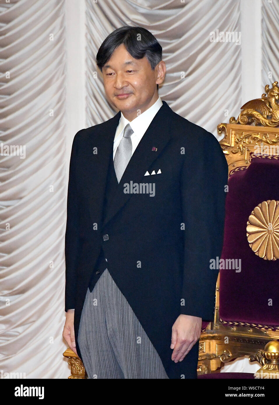 Tokio, Japan. 1 Aug, 2019. Japans neuer Kaiser Naruhito besucht die Eröffnung einer außerordentlichen Sitzung der Diät in Tokio am Donnerstag, den 1. August 2019. Naruhito hat seine erste Rede seit dem Aufstieg in die Chrysantheme Thron am 1. Mai. Credit: Natsuki Sakai/LBA/Alamy leben Nachrichten Stockfoto