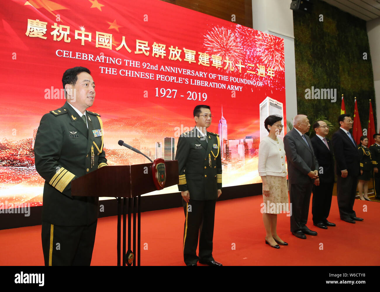 (190801) - HONGKONG, August 1, 2019 (Xinhua) - Major General Chen Daoxiang (1 l), Kommandant der chinesischen Volksbefreiungsarmee (PLA) Garrison Commander, liefert eine Rede bei einem Empfang in Hong Kong, South China, 31. Juli 2019. Die chinesische Volksbefreiungsarmee (PLA) Garnison in der Hong Kong Special Administrative Region (HKSAR) hostet ein Empfang am Mittwoch, den 92. Jahrestag der Gründung der PLA zu markieren. (Foto von Yi Ding/Xinhua) Stockfoto