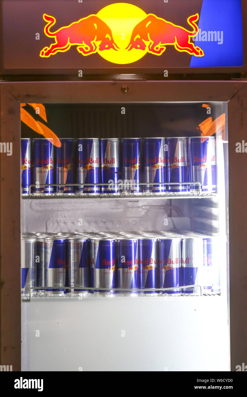 Brezje, Kroatien - 19 Juli, 2019: Red Bull Kühlschrank mit Red Bull Energy Drink an der Bar auf der Waldfläche, ultimative Wald Festival für elektronische Musik Stockfoto