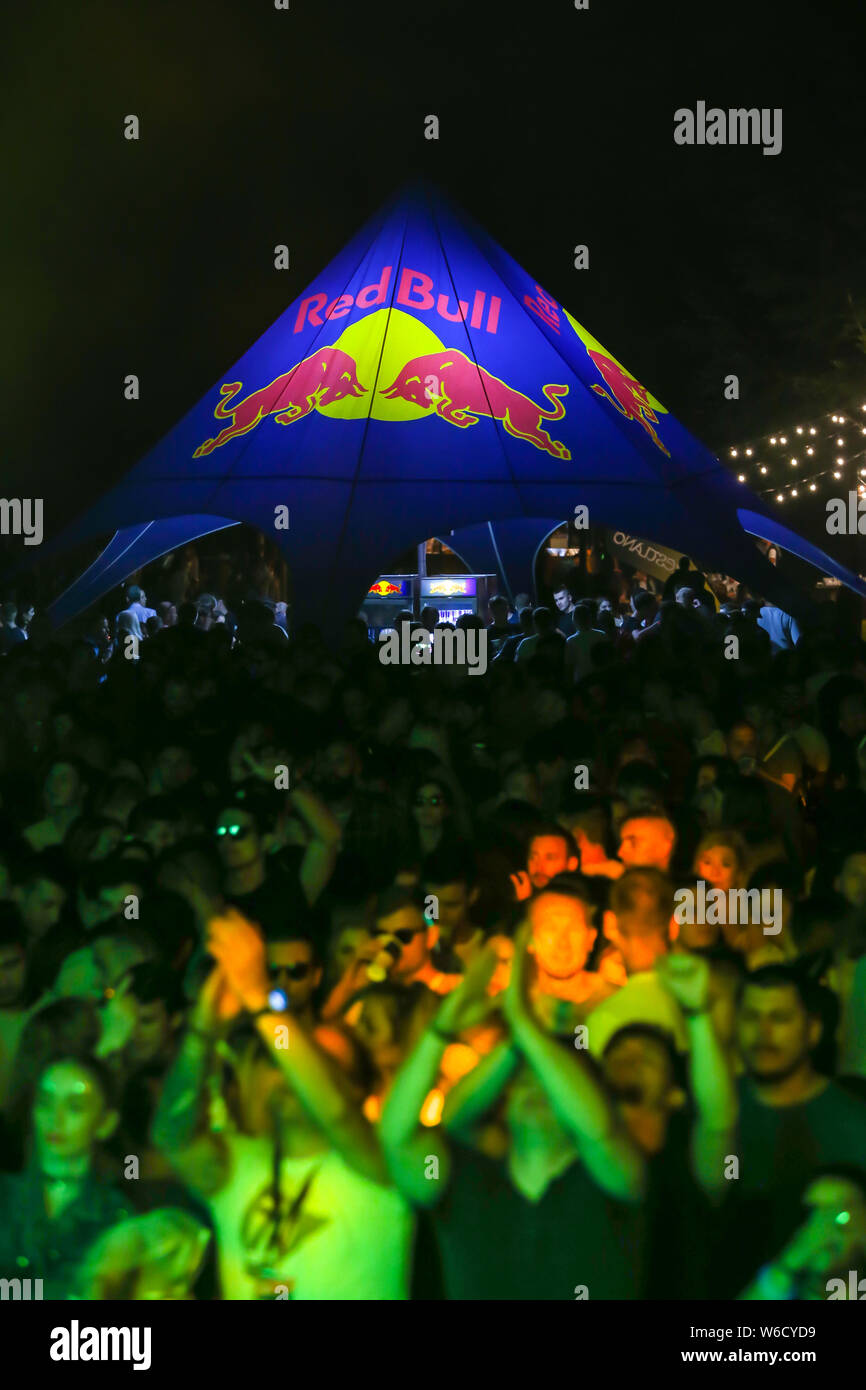 Brezje, Kroatien - 19 Juli, 2019: Menschen auf der Red Bull Zelte mit einer Bar auf der Waldfläche, ultimative Wald Festival für elektronische Musik in Br entfernt Stockfoto