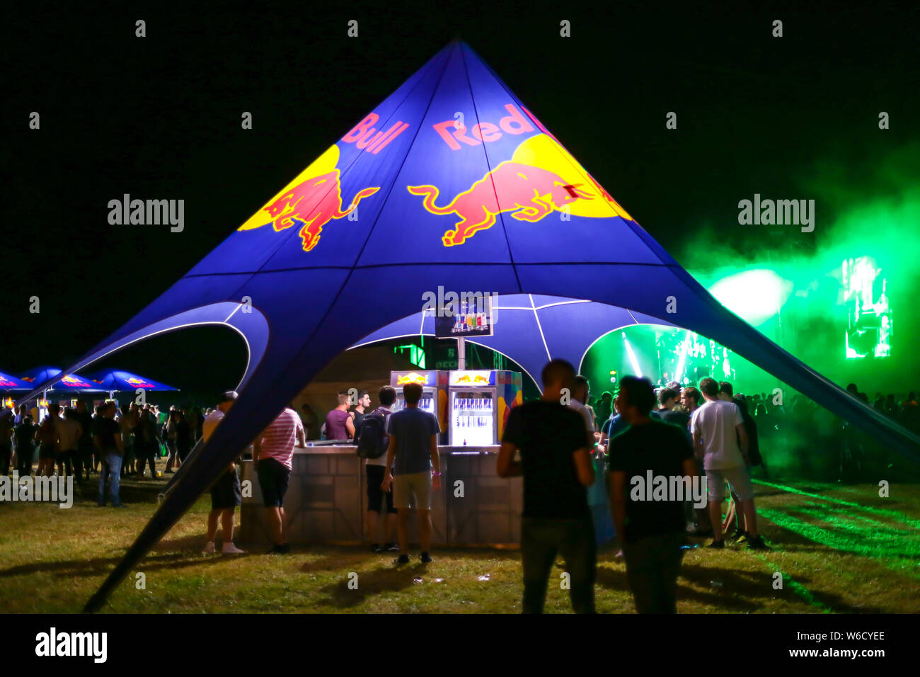 Brezje, Kroatien - 19 Juli, 2019: Menschen auf der Red Bull Zelte mit einer Bar auf der Waldfläche, ultimative Wald Festival für elektronische Musik in Br entfernt Stockfoto