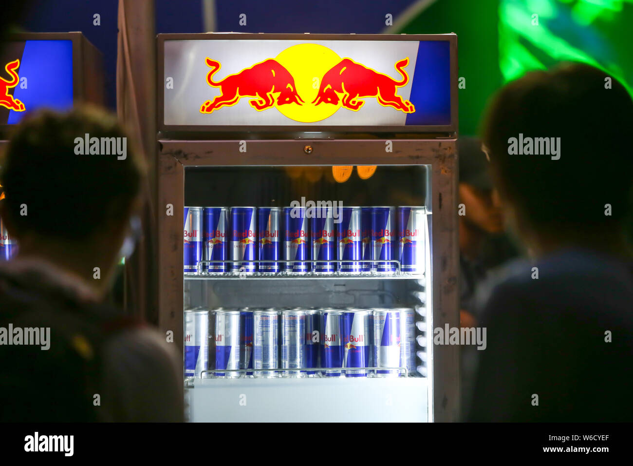 Brezje, Kroatien - 19 Juli, 2019: Menschen auf der Red Bull Bar mit Kühlschrank voller Red Bull Energy Drink auf der Waldfläche, ultimative Wald elektronische Stockfoto