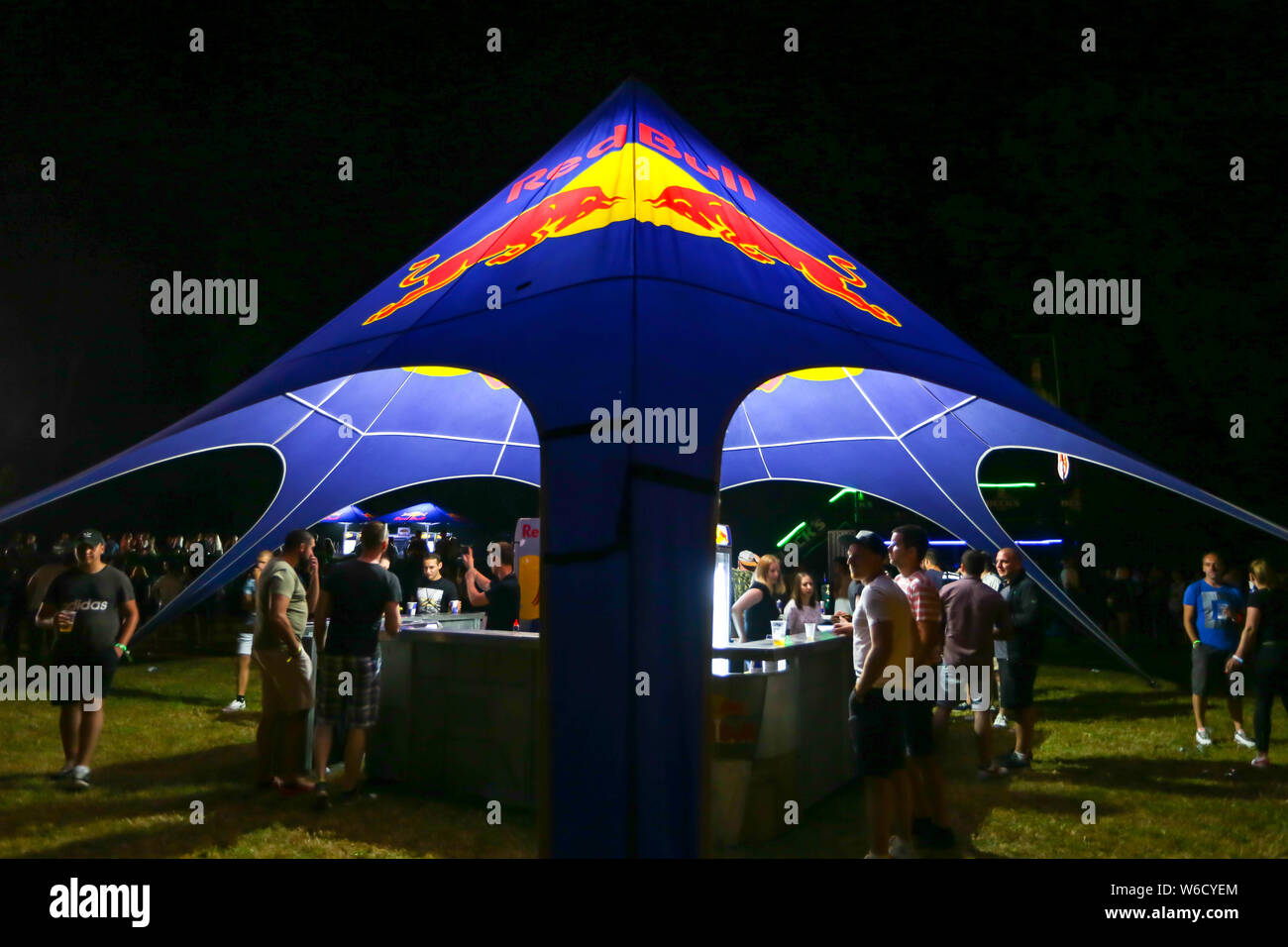 Brezje, Kroatien - 19 Juli, 2019: Menschen auf der Red Bull Zelte mit einer Bar auf der Waldfläche, ultimative Wald Festival für elektronische Musik in Br entfernt Stockfoto