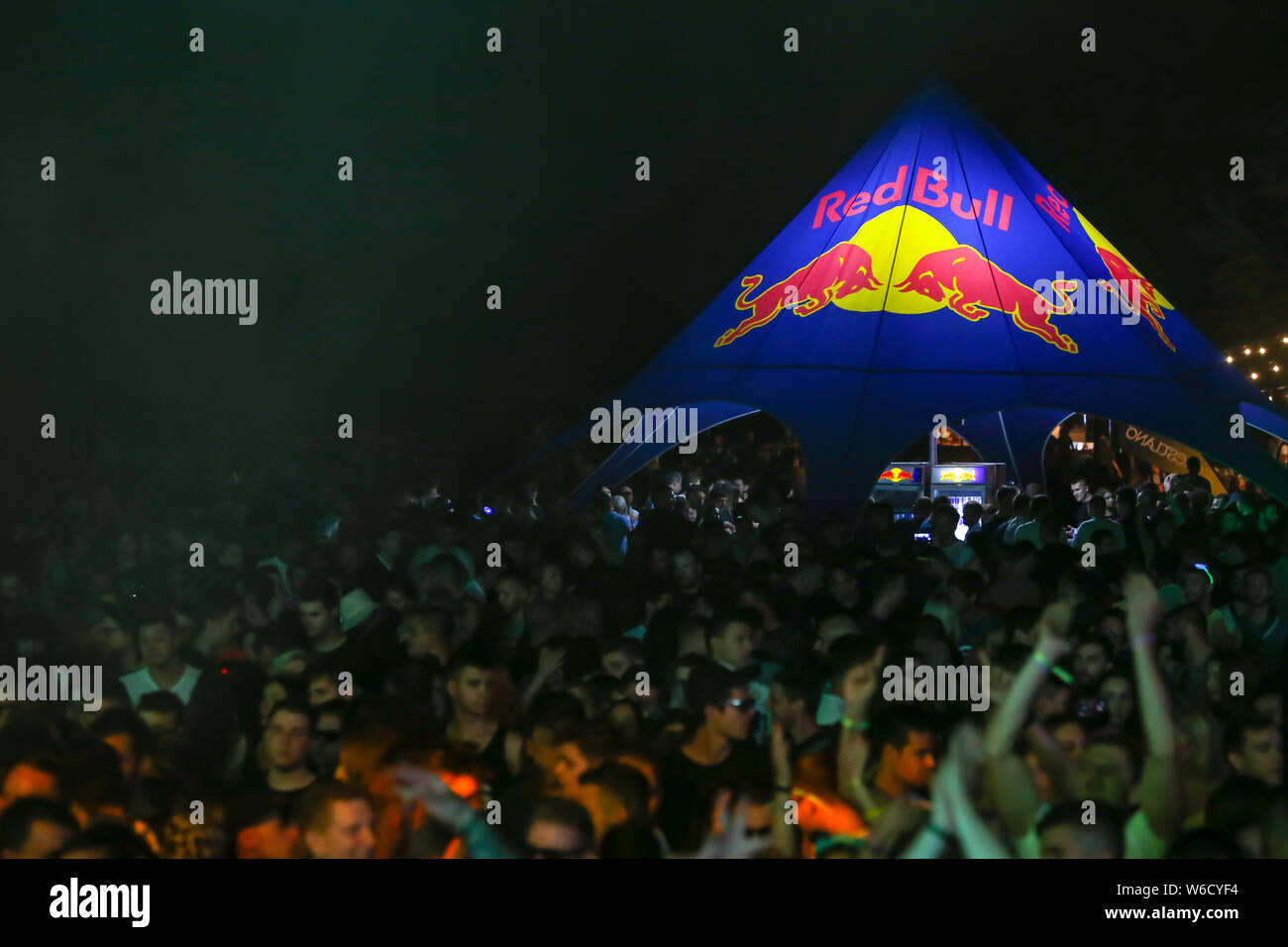 Brezje, Kroatien - 19 Juli, 2019: Menschen auf der Red Bull Zelte mit einer Bar auf der Waldfläche, ultimative Wald Festival für elektronische Musik in Br entfernt Stockfoto