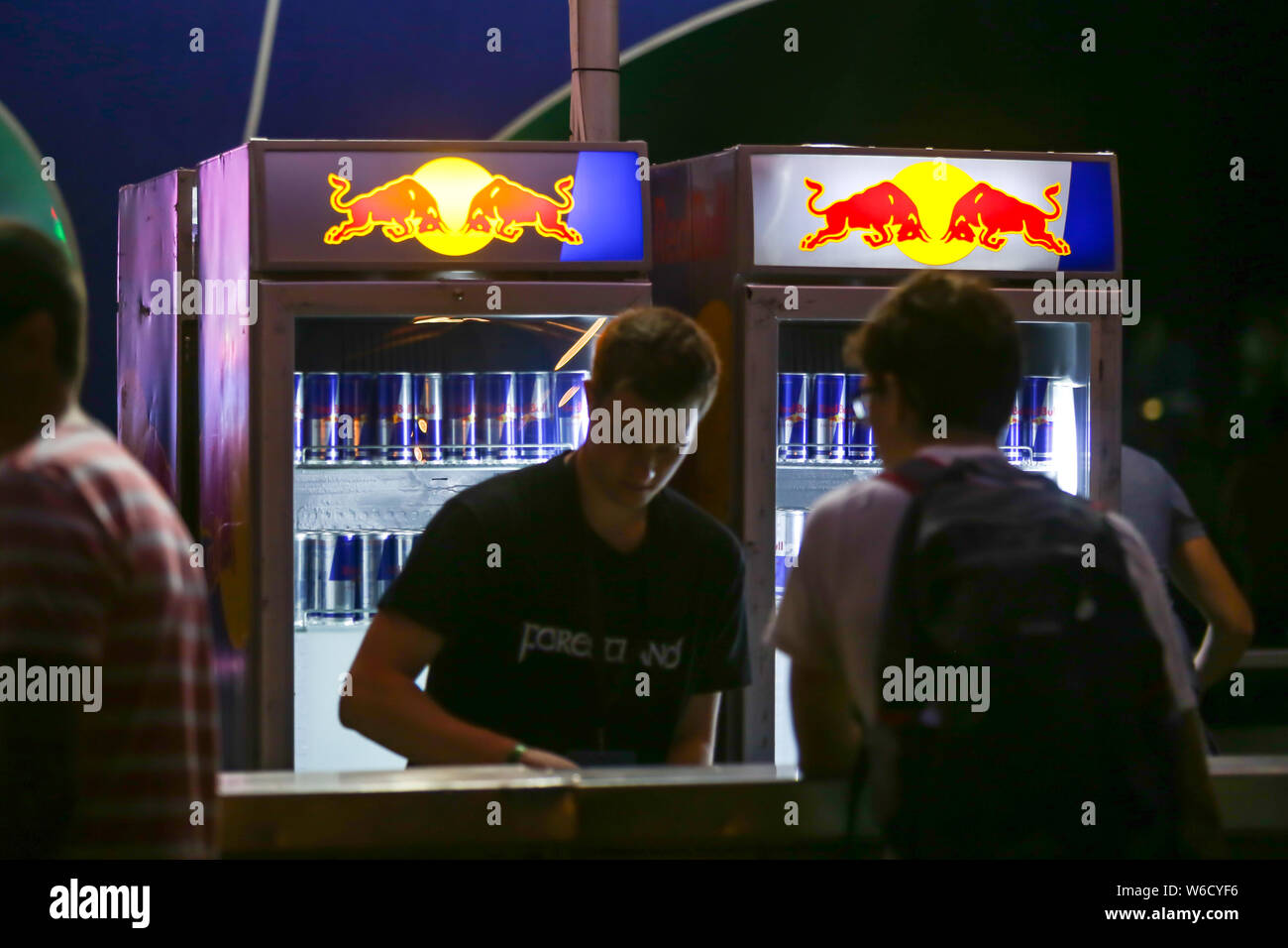 Brezje, Kroatien - 19 Juli, 2019: Red Bull Kühlschrank als Lautsprecher mit Red  Bull Energy Drink auf der Waldfläche, ultimative Wald elektronische Musik  fe Stockfotografie - Alamy