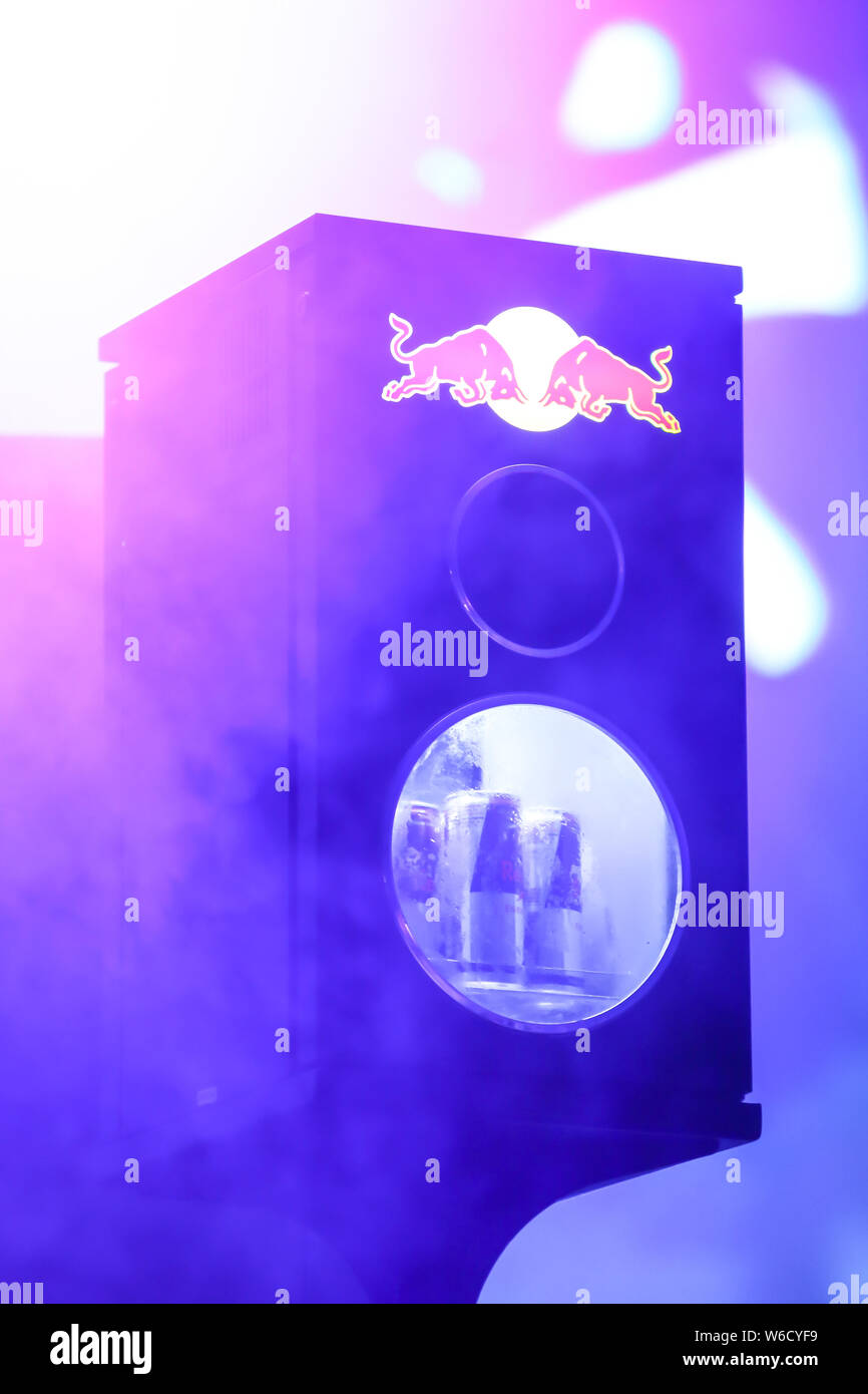 Brezje, Kroatien - 19 Juli, 2019: Red Bull Kühlschrank als Lautsprecher mit Red Bull Energy Drink auf der Waldfläche, ultimative Wald elektronische Musik fe Stockfoto
