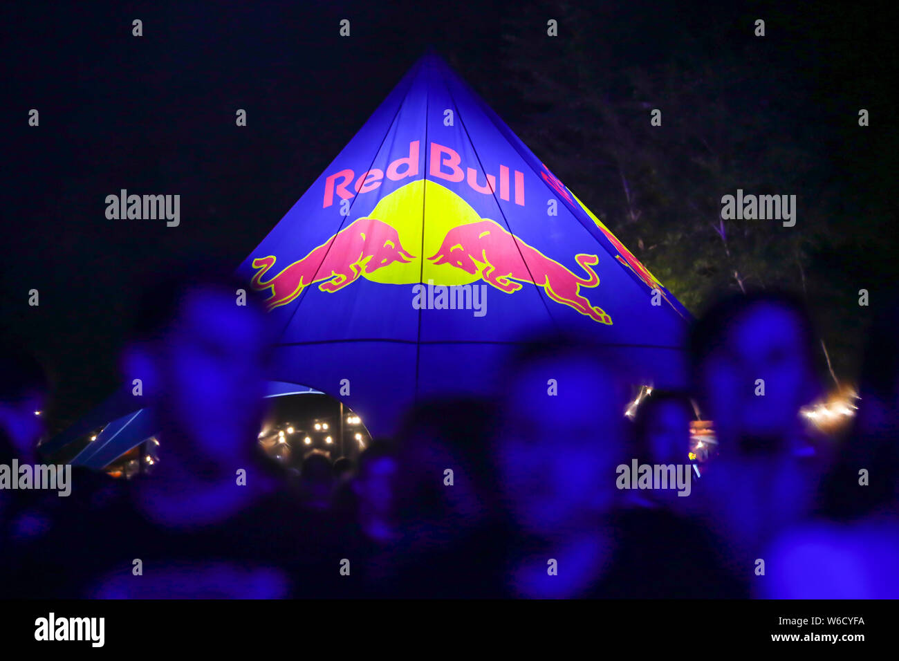 Brezje, Kroatien - 19 Juli, 2019: Leute, die mit dem Red Bull Zelte mit einer Bar auf der Waldfläche, ultimative Wald Festival für elektronische Musik in entfernt Stockfoto