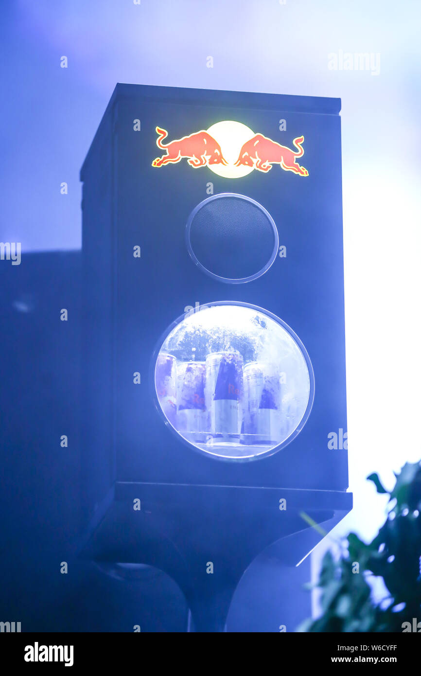 Brezje, Kroatien - 19 Juli, 2019: Red Bull Kühlschrank als Lautsprecher mit Red Bull Energy Drink auf der Waldfläche, ultimative Wald elektronische Musik fe Stockfoto