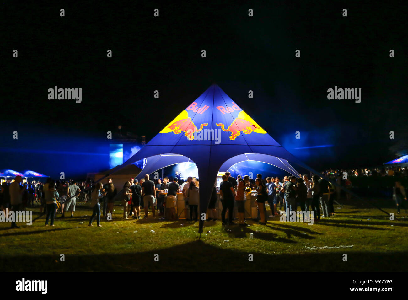 Brezje, Kroatien - 19 Juli, 2019: Menschen auf der Red Bull Zelte mit einer Bar auf der Waldfläche, ultimative Wald Festival für elektronische Musik in Br entfernt Stockfoto