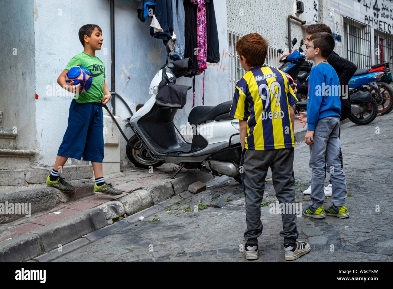 Vier Jungen bereiten ein Fußballspiel auf den Straßen des Zentrums von Istanbul, Türkei zu spielen Stockfoto