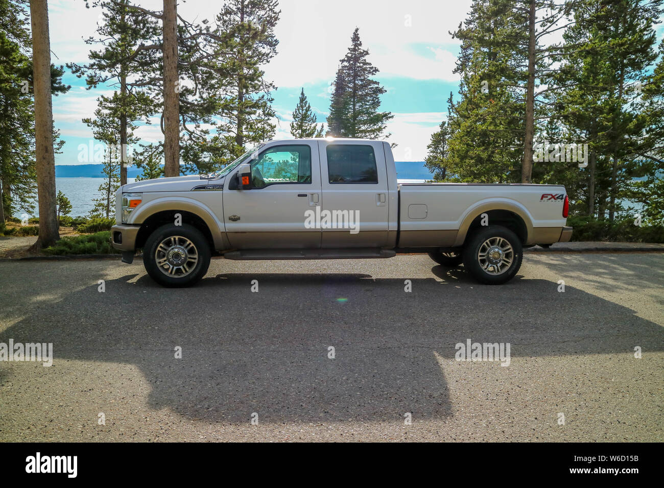 Yellowstone Nationalpark, WY, USA - 27. August 2018: Die F350 Ford entlang des Parks erhalten geparkt Stockfoto