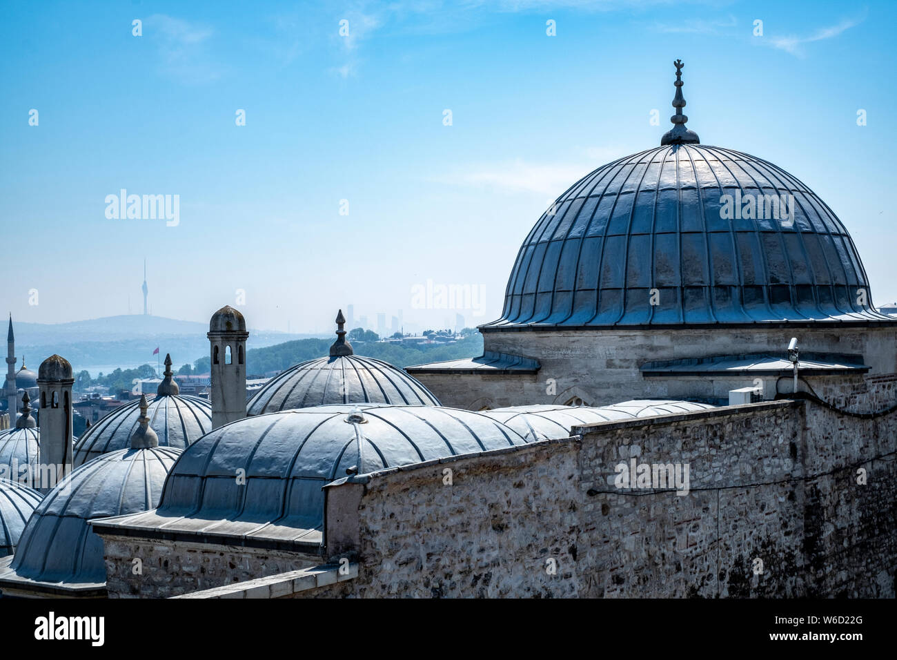 Blick auf das Marmarameer und den Bosporus vom Garten der Süleymaniye Moschee in Istanbul, Türkei Stockfoto