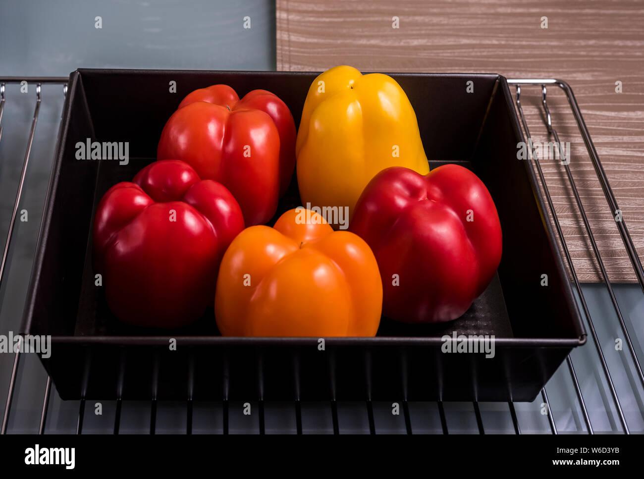 Vier farbige Paprika auf bratenfett-pan. Gelb, Rot und Orange Paprika im Restaurant Küche Stockfoto