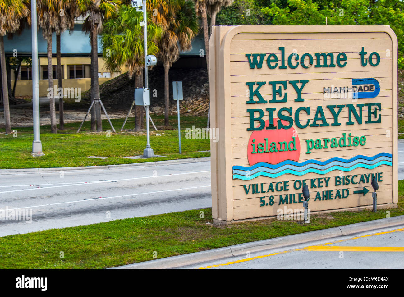 Miami, FL, USA - Dezember 9, 2018: Eine einladende Namensschild an der Einführung von Key Biscayne Stockfoto