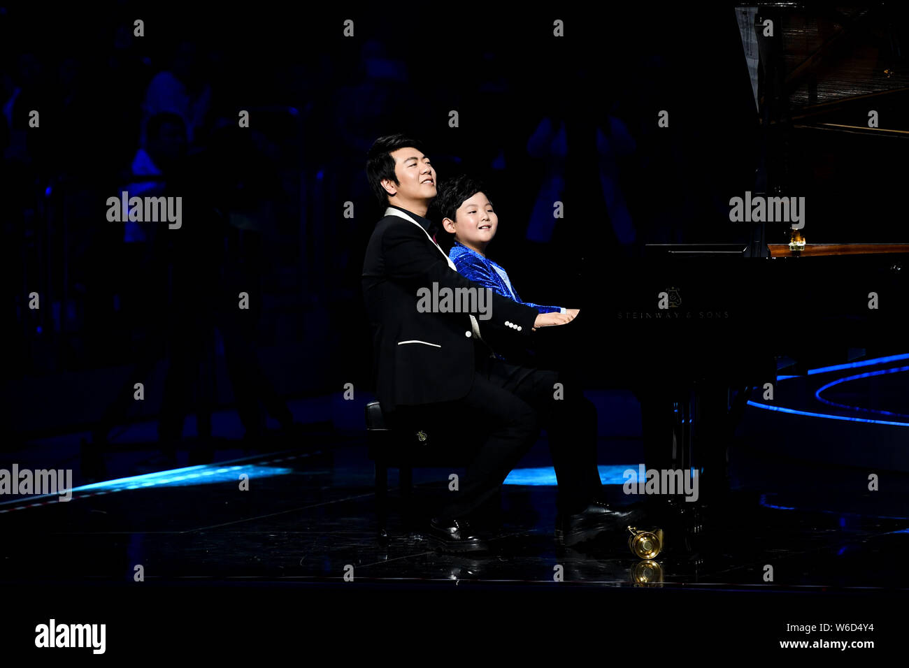 Chinesische Pianist Lang Lang, Links, während Cosmo Lady Show 2018 in Peking, China, 26. April 2018. Stockfoto