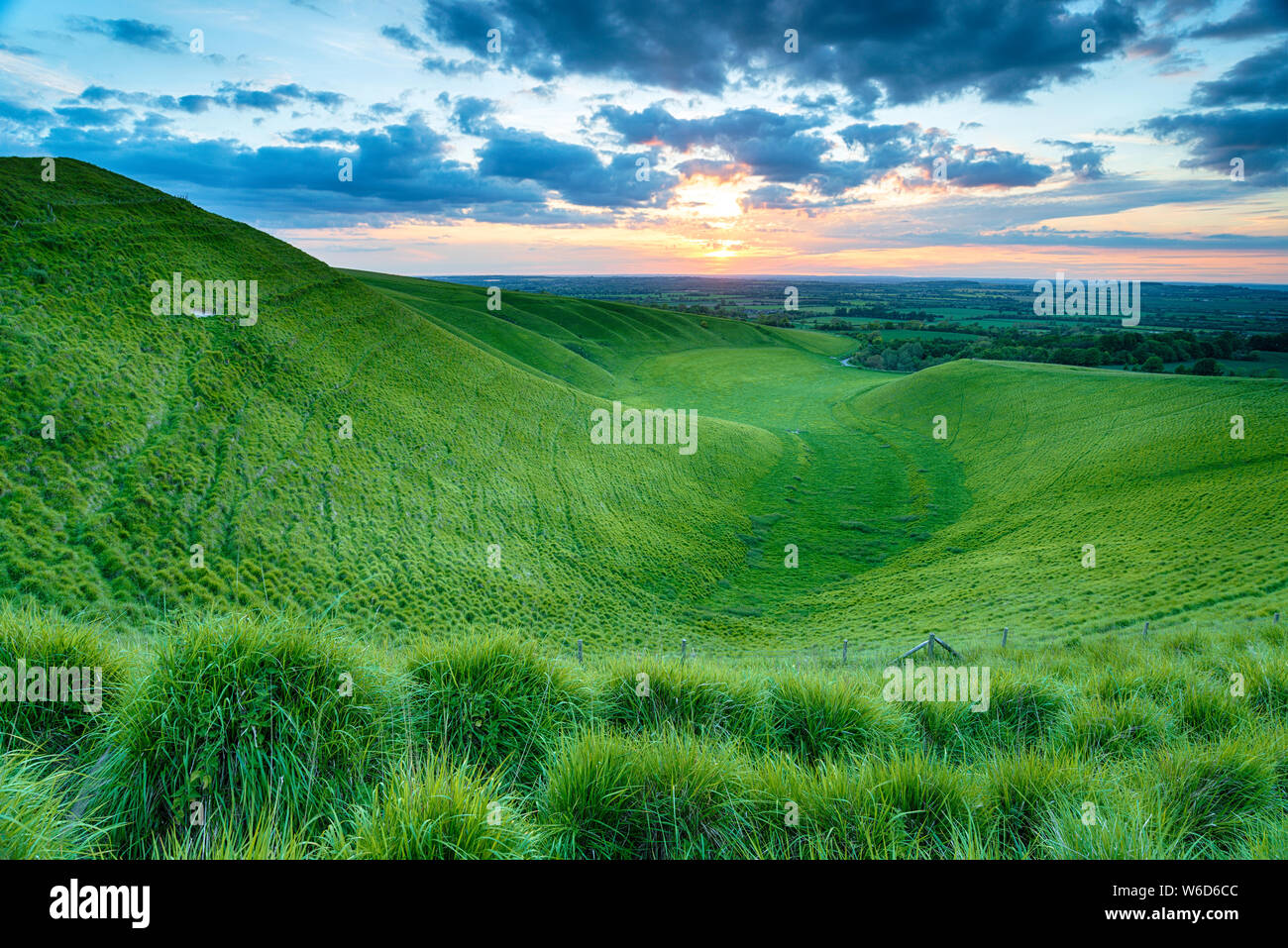 Dramatischer Sonnenuntergang über der Krippe in Uffington in Oxforshire, auf dem Höhenweg Fernwanderweg Route und ist Teil der Berkshire Downs Stockfoto