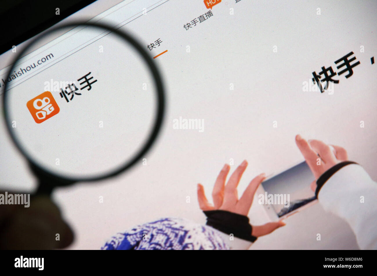 ---- Einen chinesischen Netizen durchsucht die Website von Kuaishou von kurzen Video Plattform Kwai Technologie in Ji'Nan, der ostchinesischen Provinz Shandong, 8Ma Stockfoto