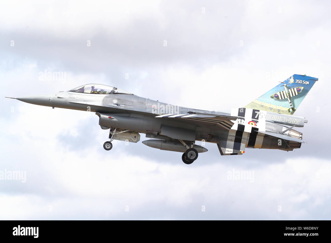 Belgische Luftwaffe General Dynamics F-16 Fighting Falcon in D-Day Farben bei der RIAT Air Show, RAF Fairford, Gloucestershire, Großbritannien anreisen Stockfoto