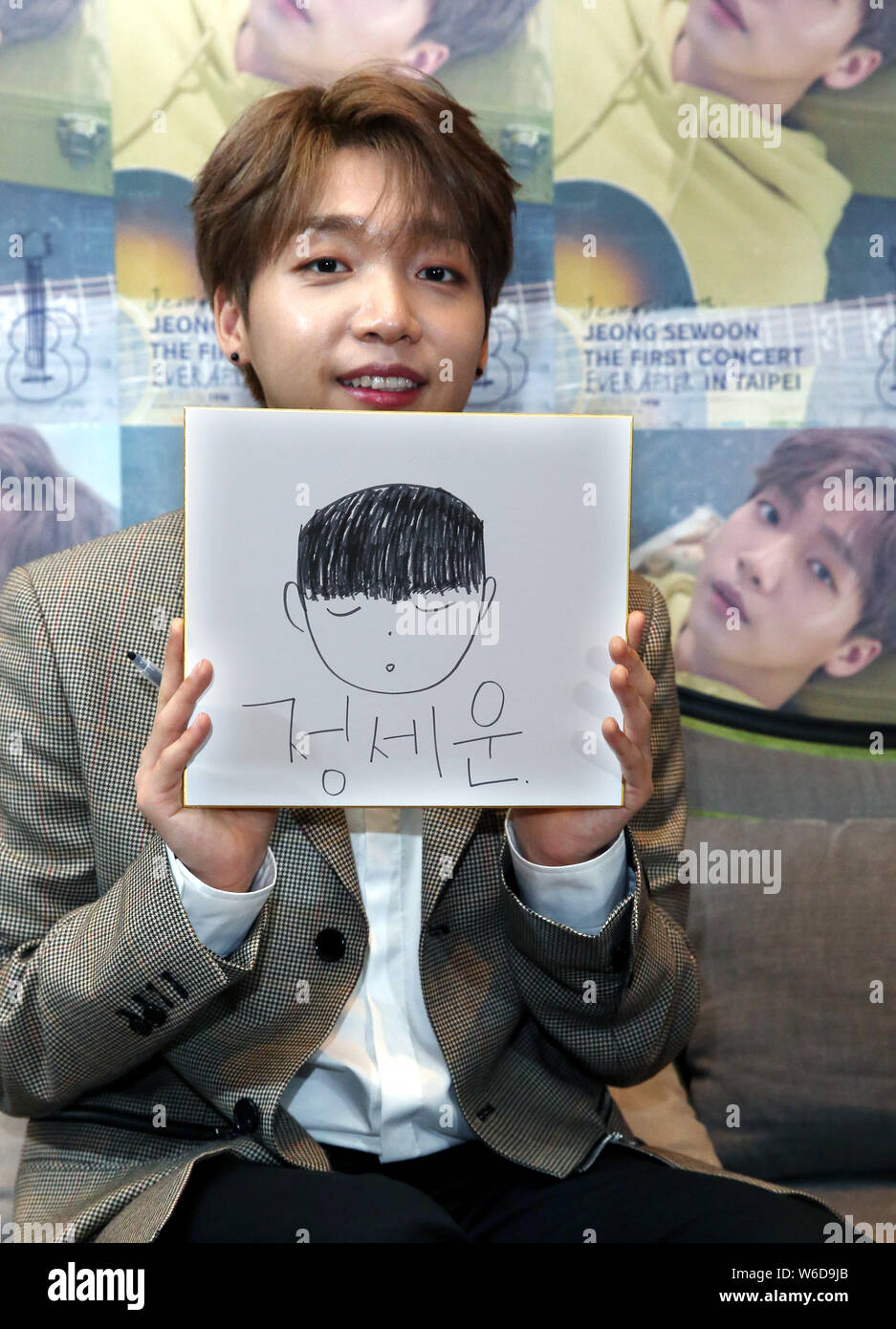 ** TAIWAN AUS ** südkoreanischen Sänger Jeong Se-woon nimmt an einem Interview in Taipei, Taiwan, 28. April 2018. *** Local Caption *** Stockfoto