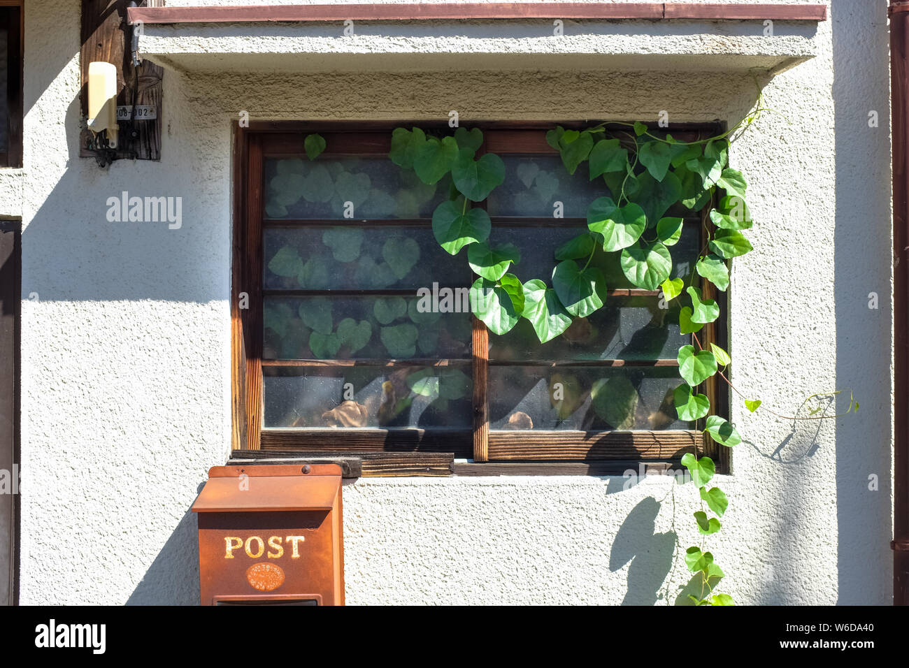 Eine Anlage in Japan innerhalb und außerhalb eines Gebäudes. Stockfoto