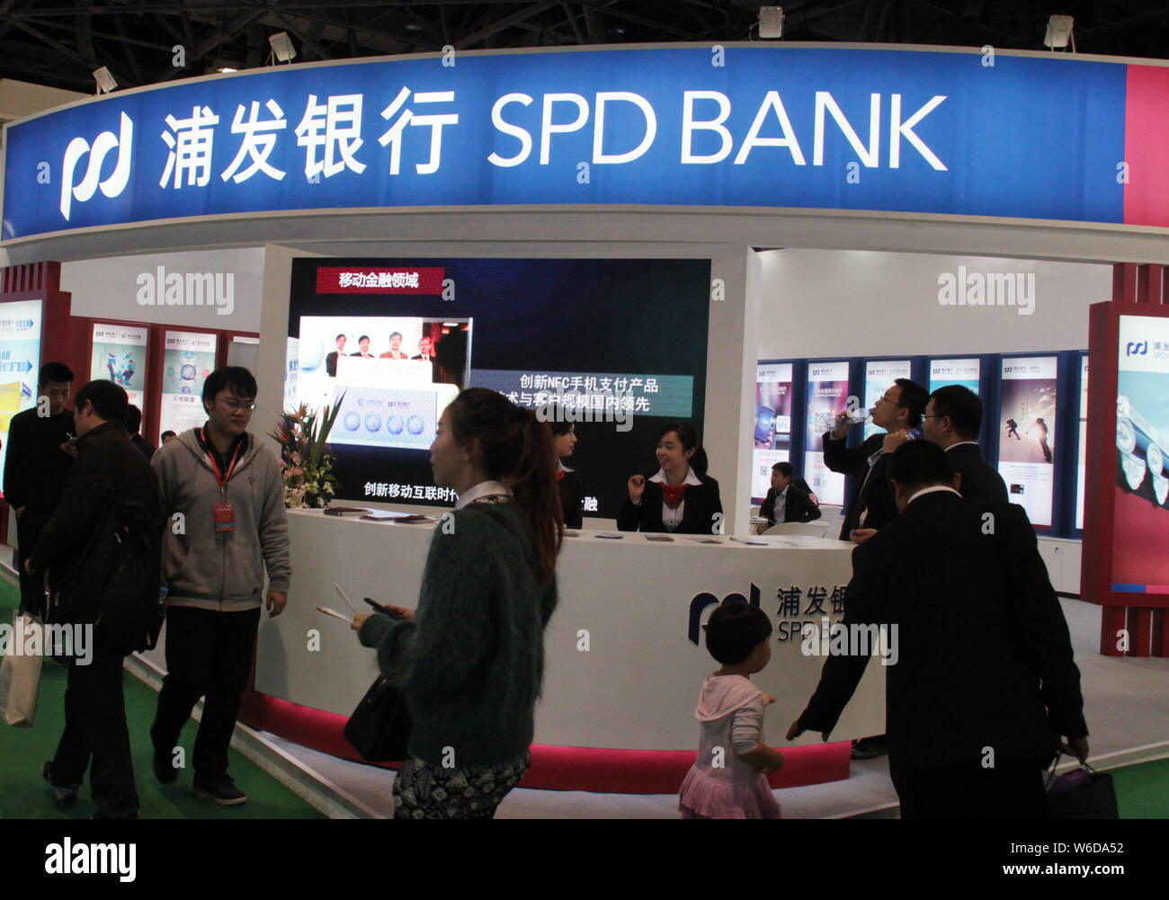---- Leute besuchen Sie den Stand der SPD (Shanghai Pudong Development Bank) während einer finanziellen Expo in Peking, China, 1. November 2014. Shanghai Pudong Stockfoto