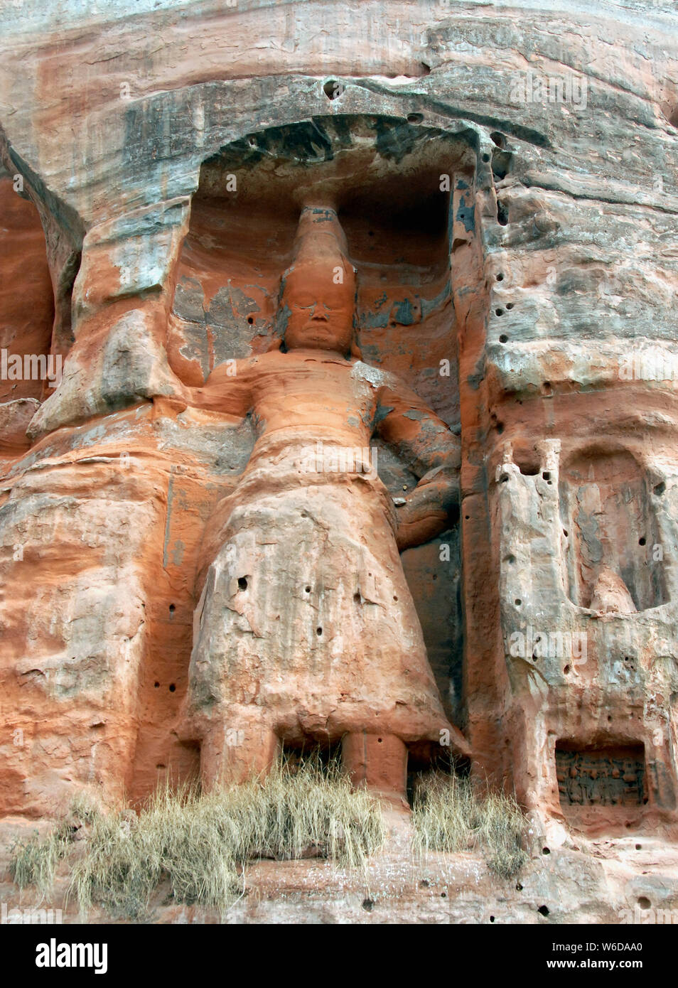 Die Leshan Giant Buddha oder Leshan Grand Buddha in der Nähe von Chengdu. Dies ist die höchste Stein Buddha-Statue der Welt. Leshan Buddha, Sichuan, Seite Statue Stockfoto