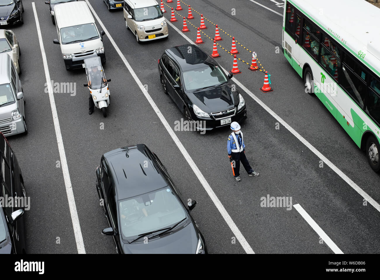 Ein Mann Verwaltung Verkehr in Kobe, Hyogo Präfektur, Japan. Stockfoto